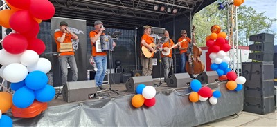 De viering van Koningsdag bij VV DCV trok veel bezoekers en was enorm gezellig.