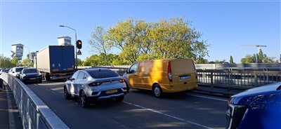 Hinder op Algerabrug door defecte bestelwagen en brugopening