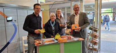 Wethouder Daan de Haas geeft startsein voor Fairfood-actie bij PLUS Te Kulve in winkelcentrum Dorrestein