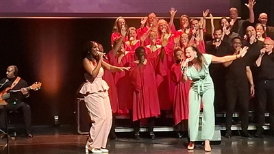 Veronika Havik schittert in duet met Pearl Jozefzoon tijdens A Night of Gospel in het Isala Theater