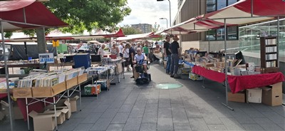 Gezellige jaarmarkt trekt veel bezoekers naar Raadhuisplein in Krimpen aan den IJssel