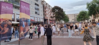 Striktly Salsa en Bachata maken van Stadsplein grote dansvloer