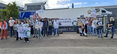 Partij voor de Dieren protesteert tegen kalfsvleesindustrie bij slachterij T. Boer & Zn in Nieuwerkerk aan den IJssel