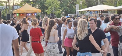 Striktly Salsa & Bachata zeer succesvol en trekt veel dansliefhebbers en bezoekers naar het Stadsplein