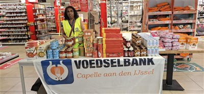 Voedselbank Capelle zamelt donaties in tijdens landelijke Jumbo-supermarktactie in winkelcentrum De Koperwiek