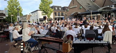 Lekkerkerk geniet van Zomeravondconcert op het Raadhuisplein