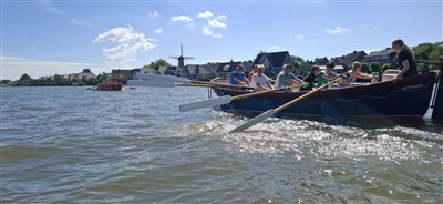 Spanning op de Hollandse IJssel tijdens de 11e editie van het sloeproei-evenement van Lionsclub Capelle IJsselrijck.