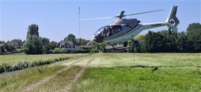 Weiland aan de Tiendweg in Krimpen aan den Lek gebruikt als opstijg- en landingsplaats voor helikopterrondvluchten