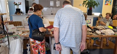 Gezellige rommelmarkt brengt bewoners en bezoekers samen in de Banda-Hof
