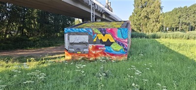 Kleurrijke metamorfose voor RET-transformatorhuis onder metrobaan langs Abram van Rijckevorselweg