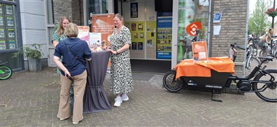 Bibliotheek Krimpenerwaard vraagt aandacht voor laaggeletterdheid op de weekmarkt in Krimpen aan den Lek