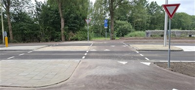 Schenkelsedreef weer volledig open nieuw middeneiland vergroot verkeersveiligheid