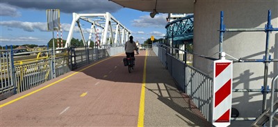 Tijdelijke fiets- en voetgangersbrug naast Algerabrug in gebruik genomen, werkzaamheden al goed zichtbaar