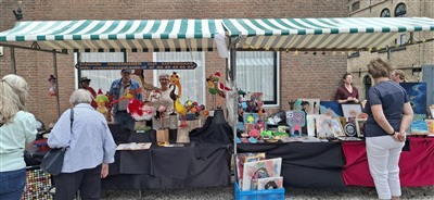53e editie Capelse Kunstmarkt rondom historische Dorpskerk goed bezocht