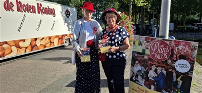 Yvonne van ’t Hof en Jantien brengen Het Danspaleis onder de aandacht met flyeractie op de weekmarkt