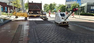 Nieuw asfalt op Rivierweg tussen Fluiterlaan en gemeentehuis voorzien van klinkerlook