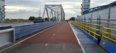 Fietsers en voetgangers weer over vernieuwde brugklep Algerabrug