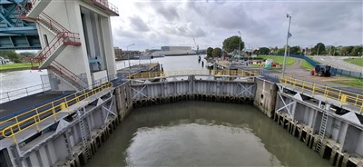 Hoge scheepvaart kan weer door sluiskolk van de Algerabrug