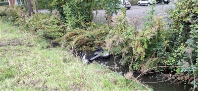 Man met scootmobiel te water geraakt aan de Bermweg