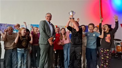 Groep 7 van OBS Prins Willem Alexander in Nieuwerkerk aan den IJssel wint wisselbeker verkeersexamen.