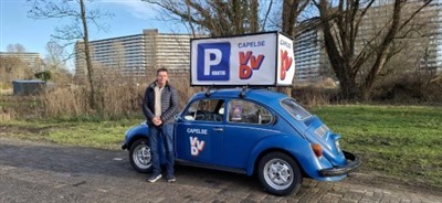 Capelse VVD voert campagne in aanloop naar gemeenteraadsverkiezingen met klassieke Volkswagen Kever als blikvanger