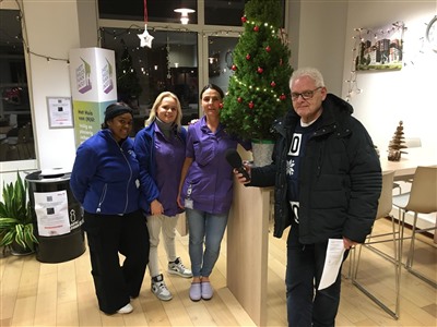 IJsselstreekradio geeft weer Kerstbomen weg. Kerst 2024