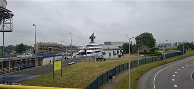 Grootste jacht door de sluis bij  Capelle aan den IJssel