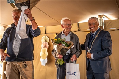 Twee Capels Complimenten uitgereikt tijdens feestelijke afronding vernieuwing Amandelhof