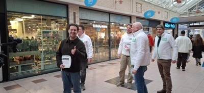D66 voert campagne voor de gemeenteraadsverkiezingen in winkelcentrum De Koperwiek.