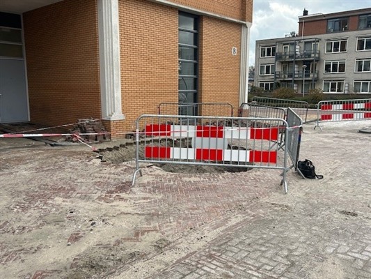 Parkeerplaats Dorrestein gedeeltelijk afgezet na gesprongen waterleiding 