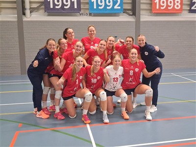 Dames Mamamo ZVH met opgeheven hoofd uit de beker