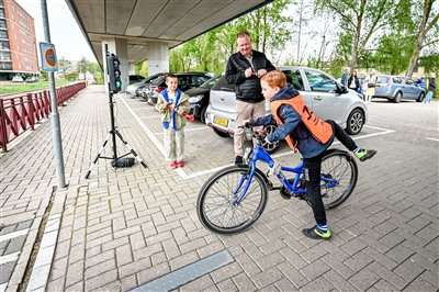 Veilig op weg: 400 leerlingen fietsen verkeersexamen door Capelle