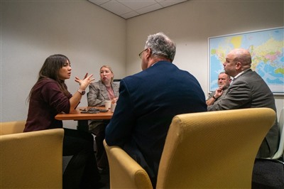 Burgemeester en wethouder bezoeken opvanglocatie Oekraïners