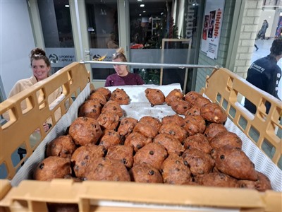 Traditionele oliebollentoernooi voor de jeugd tot en met 15 jaar van VV Capelle gehouden in sporthal De Lijster.