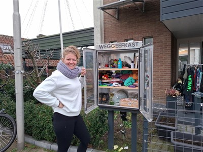 De weggeefkast van Mariëlle in Krimpen aan den Lek biedt naast gratis eten en andere producten nog veel meer.