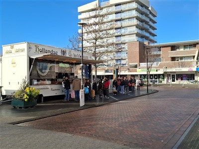 Goudbekroonde krentenbollen zorgen voor lange rij wachtenden bij de Hollandse gebakkraam van Wesley Smit op het Raadhuisplein te Krimpen aan den IJssel.