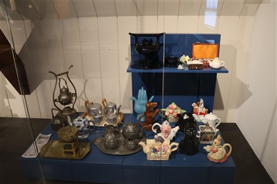 Van theepotten tot antieke knopen: nieuwe tentoonstelling bij het Streekmuseum Krimpenerwaard toont collecties van lokale verzamelaars