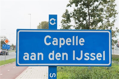 Feestelijke onthulling van kleurrijke graffitikunst in Wijkcentrum Schollevaar