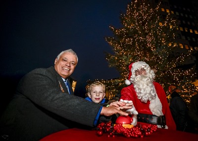 De lichtjes branden van de Capelse kerstboom   Een moment dat ieder jaar veel Capellenaren samenbrengt 