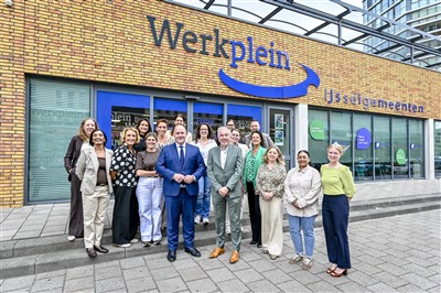 Minister Aartsen maakt kennis met succesvolle aanpak OpGroeiPad