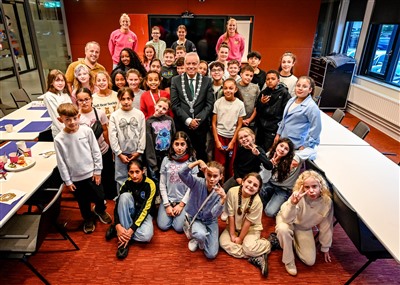 Burgemeester Manusama ontbijt met leerlingen van De Catamaran  “Een goede en gezonde start maakt het verschil” 