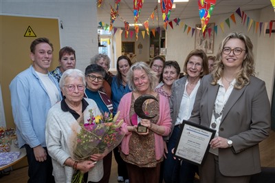 RIA VAN KOOTEN ONTVANGT KRIMPENSE MAAN  VOOR 40-JAAR LIEFDEVOLLE KINDEROPVANG 