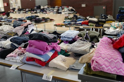 Kinderkledingbeurs zorgt voor volle tassen en blije gezichten