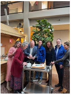 Fractie SGP - ChristenUnie waardeert zorg in Beth-San met bezoek en taart