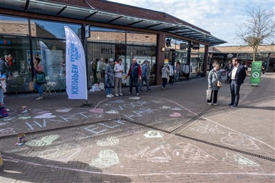 VRIJWILLIGERS IN KRIMPEN ONTVANGEN EEN ODE MET ‘TAPIJT’VAN STOEPKRIJT HARTJES