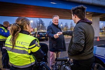 Gemeente en politie delen fietslampjes uit voor veiliger verkeer
