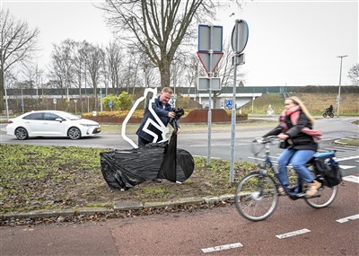 Attentiefiguren maken rotonde Burgemeester van Dijklaan veiliger