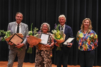 GEMEENTE EERT 3 VERTREKKENDE WETHOUDERS   MET BURGEMEESTER W. VAN WANINGPENNING