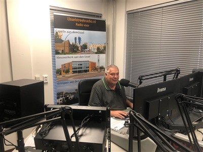 Jan van dam in de studio van IJsselstreekradio