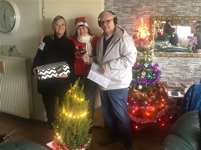 Ron en Jan zijn weer op pad geweest om een compleet versierde Kerstboom bezorgd.